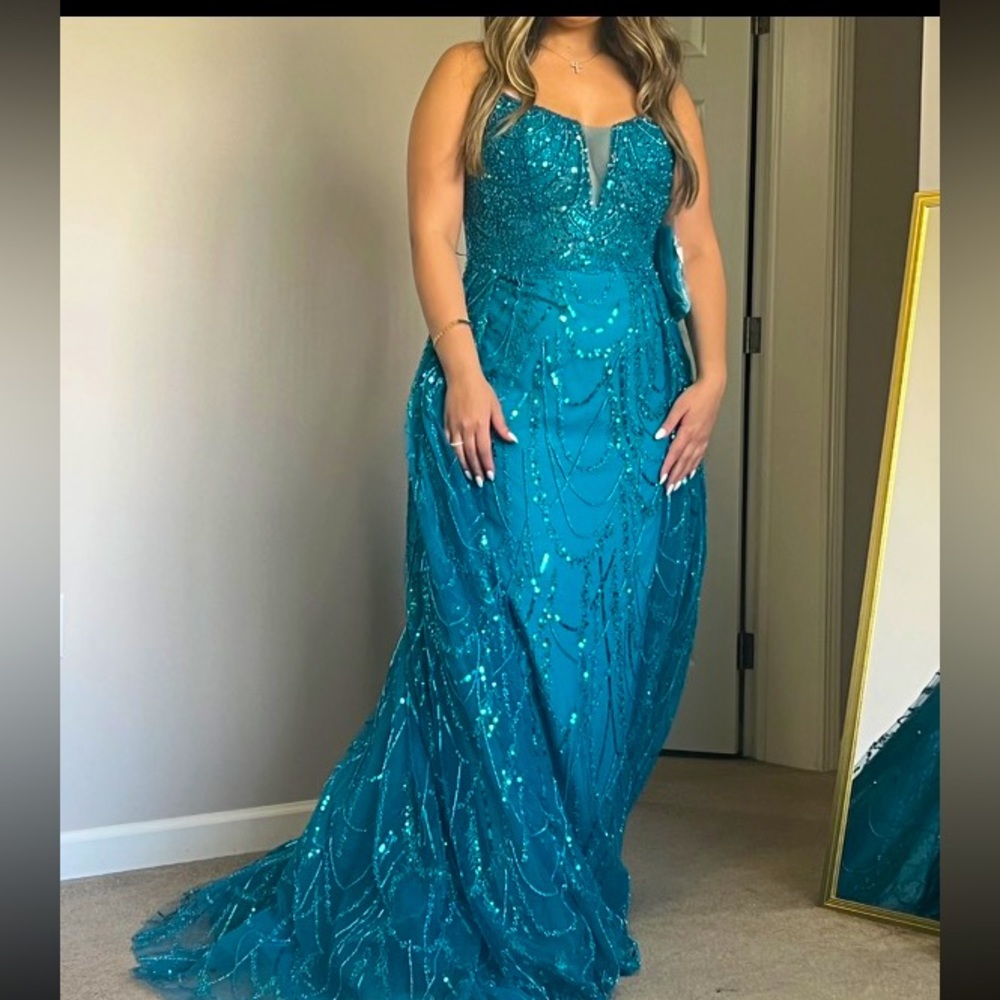 maxi dress it’s a mermaid dress that has a skirt, turquoise color in a size 8